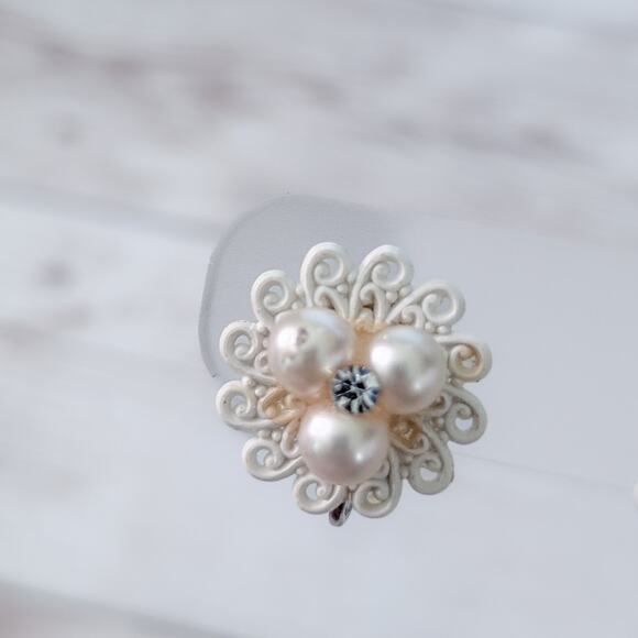 Vintage Screw Back Earrings Lace Like Pattern with Faux Pearls & Clear Gem - Picture 6 of 7